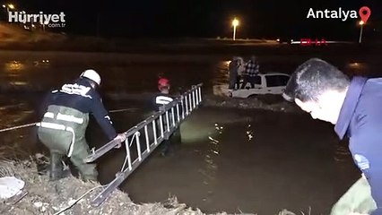 Manzara izlerken araçları Boğaçayı'na düşen 3 kişiyi, itfaiye botla kıyıya çıkardı