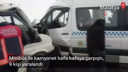 Minibüs ile kamyonet kafa kafaya çarpıştı, 9 kişi yaralandı