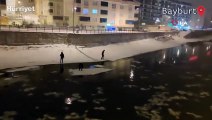 Buzu sal yapıp nehirde gezintiye çıkan gençler polis engeline takıldı
