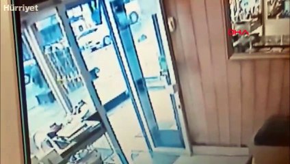 Bahçelievler’de kuyumcuya giren soyguncular sert kayaya çarptı