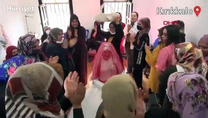 4 çocuğu ve 9 torunu var  38 yıl sonra gelinlik giydi