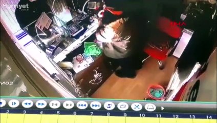 Telefon dolandırıcılarının altınları bozdurma anı kamerada