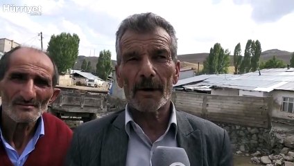 Komandolar selin vurduğu Kars'ın İnkaya köyündeki evleri çamurdan temizliyor