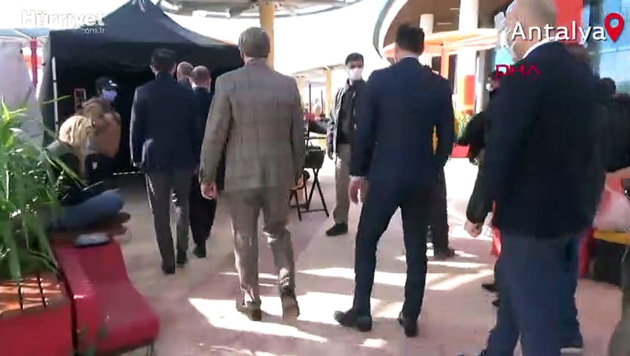 Kültür ve Turizm Bakanı Mehmet Nuri Ersoy, 'Five Eyes' film setine sürpriz ziyaret etti