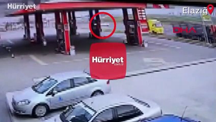 Kamyonetten fırlayan lastiği böyle durdurdu