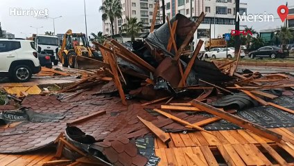 Mersin'de kuvvetli rüzgar: Çatılar uçtu, ağaçlar devrildi