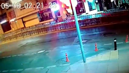 Kamyon dehşet saçtı! Bariyerleri aşıp tramvay yoluna devrildi