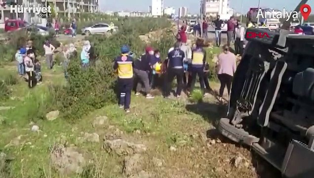 Servis minibüsüyle otomobil çarpıştı! Ölü ve yaralılar var