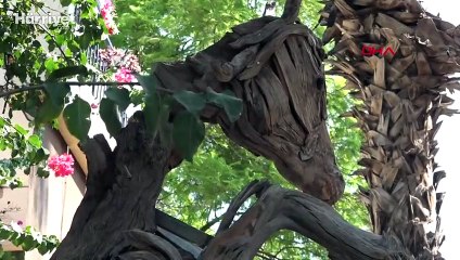 Manavgat'ta yanan ağaç gövdelerinden at figürü