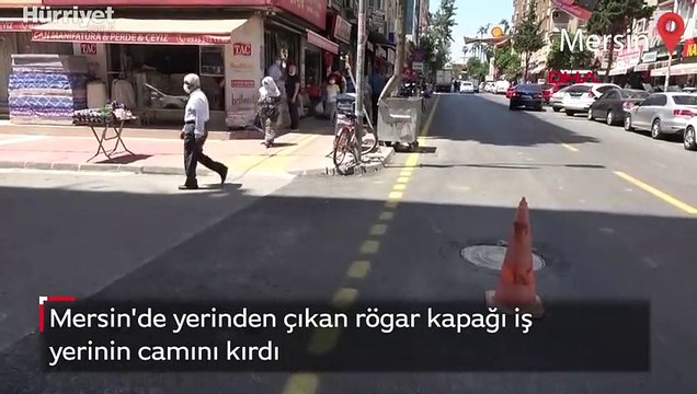 Mersin'de yerinden çıkan rögar kapağı iş yerinin camını kırdı