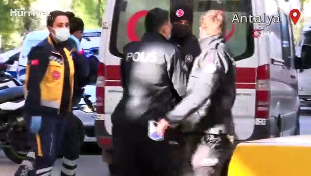 Kazada hayatını kaybeden eşine son kez sarıldı, feryatları yürek dağladı