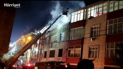 Avcılar'da 3 binanın çatısı yandı  çatıya çıkan kişi korku dolu anlar yaşattı