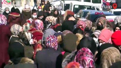 'İndirim' duyulunca koronavirüs hiçe sayıldı  metrelerce kuyruk oluştu