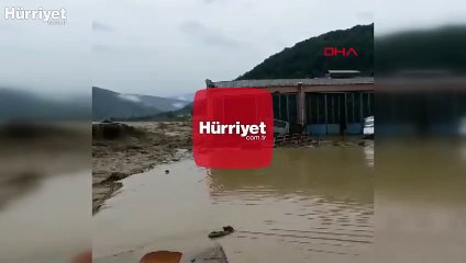 Selin vurduğu Ayancık'ta bir dükkanın yıkılma anı kamerada