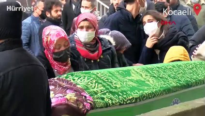 Otomobilde kurşunlanarak öldürülen kuzenler Emine ve Tuğçe, toprağa verildi