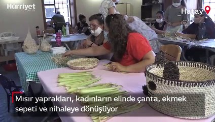 Mısır yaprakları, kadınların elinde çanta, ekmek sepeti ve nihaleye dönüşüyor