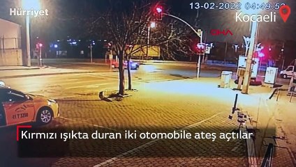 Kırmızı ışıkta duran iki otomobile ateş açtılar
