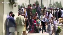 Kabil'den kaçmak isteyen Afganistanlıların havalimanındaki gergin bekleyişi sürüyor