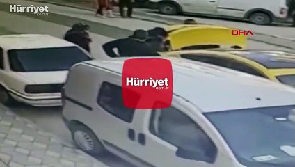 Kucağında çocuğu olan kadına yumruk attı!