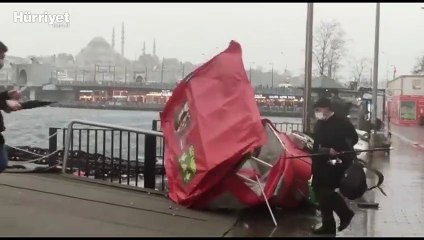 İstanbul'da şiddetli lodos hayatı  olumsuz etkiledi