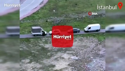 Esenyurt’ta yol verme sebebiyle tartışan sürücü dakikalarca yolu kapattı