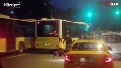 Taksicinin ittiği kadın otobüsün altında kalıyordu