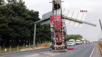 Seyir halindeki TIR'ın kalkan dorsesi tabelaya takıldı