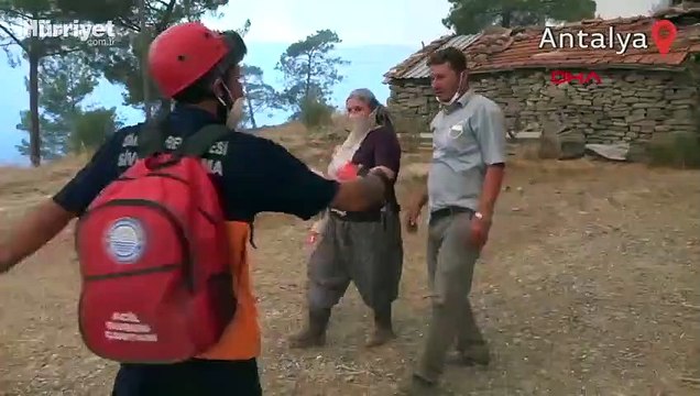 Manavgat Beydiğin Mahallesi yakınlarındaki orman yangını, rüzgarla etkisini artırdı