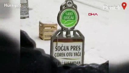 Öğrenci midibüsü karla kaplı yolda hafif ticari aracı sürükledi