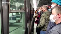 Metro arızalandı, yolcular durakta bekledi