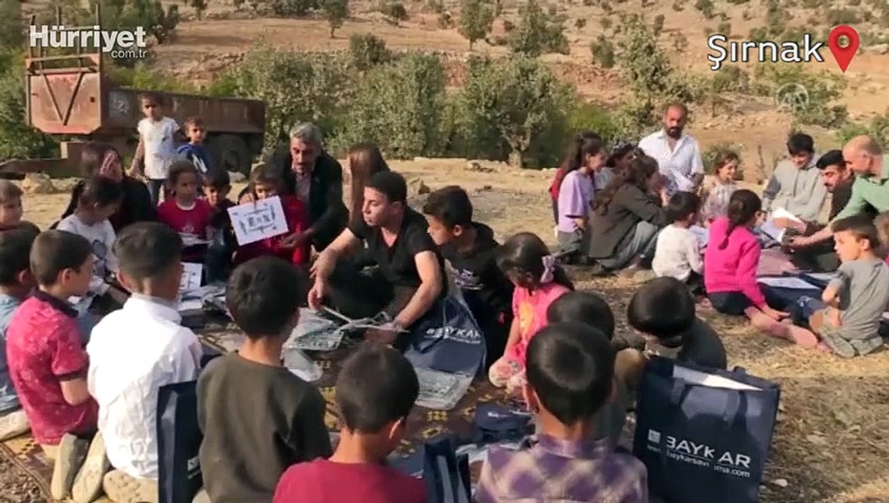 Baykar, ilk deneme uçuşlarının yapıldığı köyün sakinlerine İHA maketi hediye etti