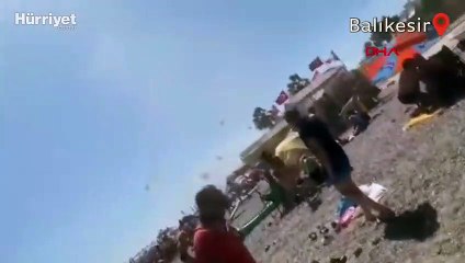 Altınoluk'ta şiddetli rüzgar plaj şemsiyelerini uçurdu
