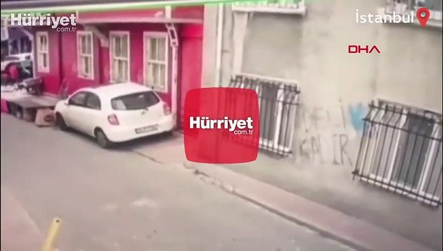 Kasımpaşa'daki çatışma kamerada çatışmanın ortasında kalınca tezgahın altına saklandı