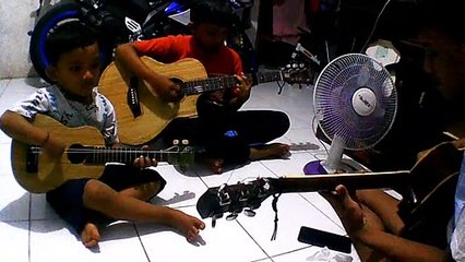 Belajar bermain gitar