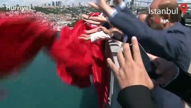 15 Temmuz Şehitler Köprüsü’ne dev Türk bayrağı asıldı