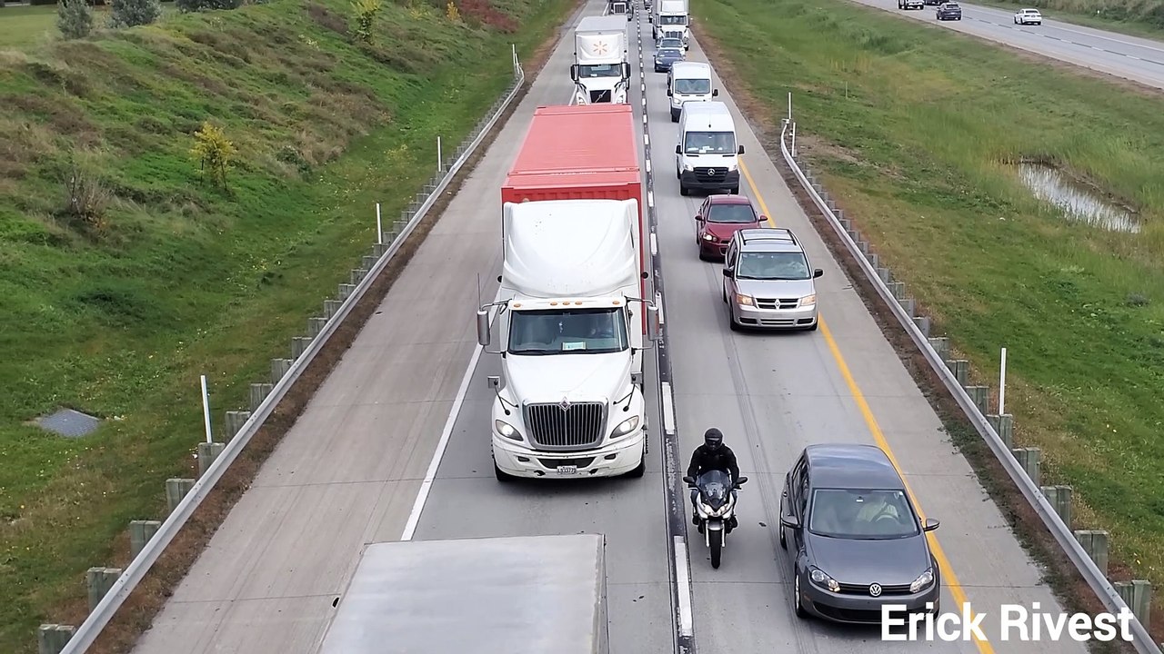 Camion en feu sur l'A30 à Saint-Constant (Le Reflet - Erick Rivest)