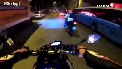 Sinyal vermediğini iddia ettiği otomobil sürücüsünü tekme tokat dövdü!