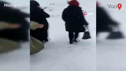  Yola çığ düştü, öğretmenler son anda kurtuldu