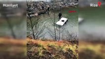 Suya gömülen aracının üzerinde kurtarılmayı bekledi