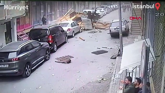 Fırtına nedeniyle çatı uçtu! Son anda kurtuldular