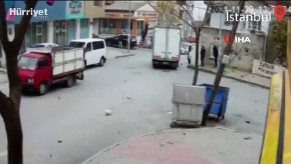 Başakşehir’de uçan çatı, direği devirdi O anlar kamerada