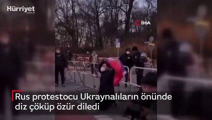 Rus protestocu Ukraynalıların önünde diz çöküp özür diledi