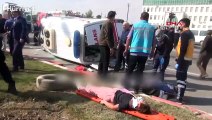 Karaman'da yolcu minibüsüyle çarpışan ambulans devrildi: 10 yaralı
