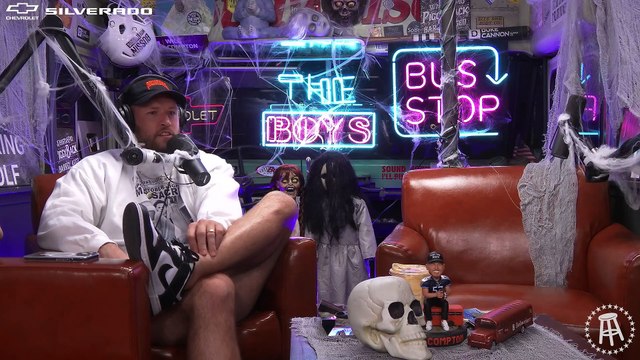 Tom Brady Gets Every Call, Taylor Meets Travis Scott + Will Compton To The Atlanta Falcons?