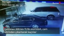 Çaldıkları otomobili cam vitrinden çıkartarak böyle kaçtılar