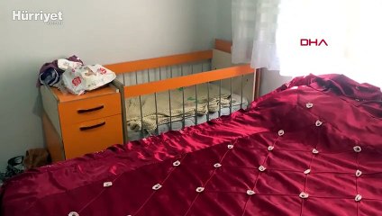Yataktan düşüp ölen bir aylık kızını kucağında taşıdı