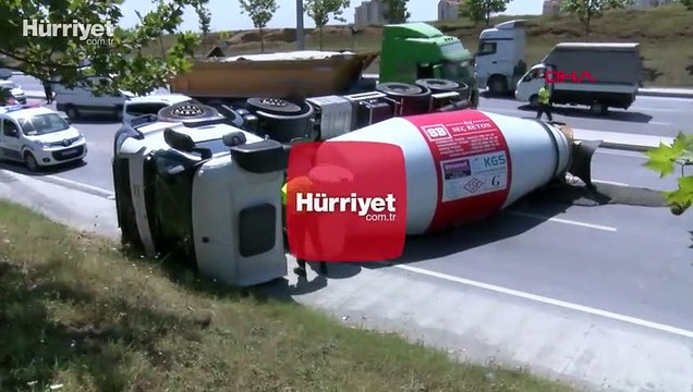 Arnavutköy'de beton mikseri yan yattı trafik durma noktasına geldi