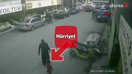 Yerdeki içi para dolu çantayı yanındaki çocuğa aldırıp, uzaklaştı