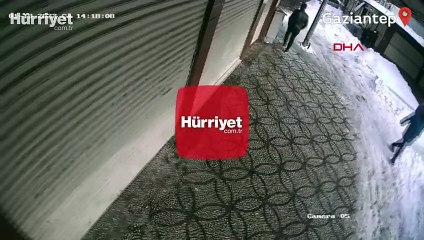 Скачать видео: Kardan çöken tentenin altında kalmaktan kıl payı kurtuldu!