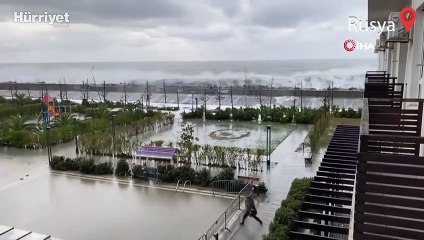 Soçi sahilleri dev dalgalara teslim
